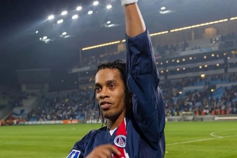 Ronaldinho Shows Support for PSG Ahead of Champions League Final - PHOTO