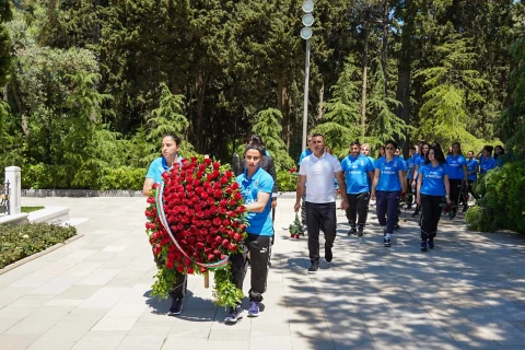 Millinin futbolçuları Ulu Öndərin xatirəsini yad ediblər