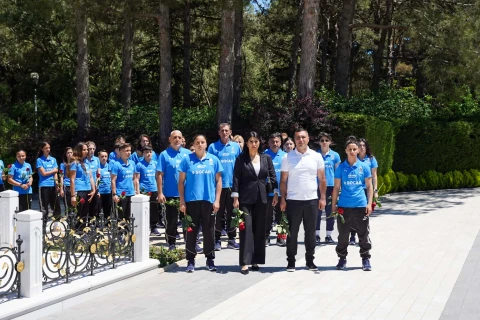 Millinin futbolçuları Ulu Öndərin xatirəsini yad ediblər