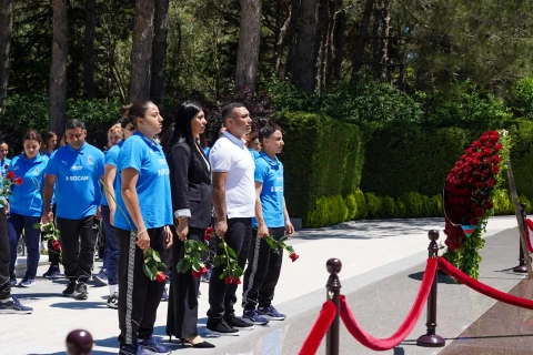 Millinin futbolçuları Ulu Öndərin xatirəsini yad ediblər