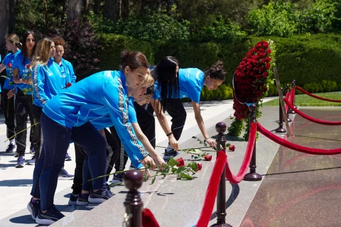 Millinin futbolçuları Ulu Öndərin xatirəsini yad ediblər