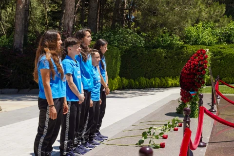 Millinin futbolçuları Ulu Öndərin xatirəsini yad ediblər