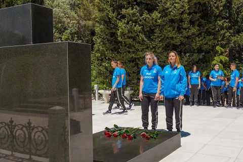 Millinin futbolçuları Ulu Öndərin xatirəsini yad ediblər