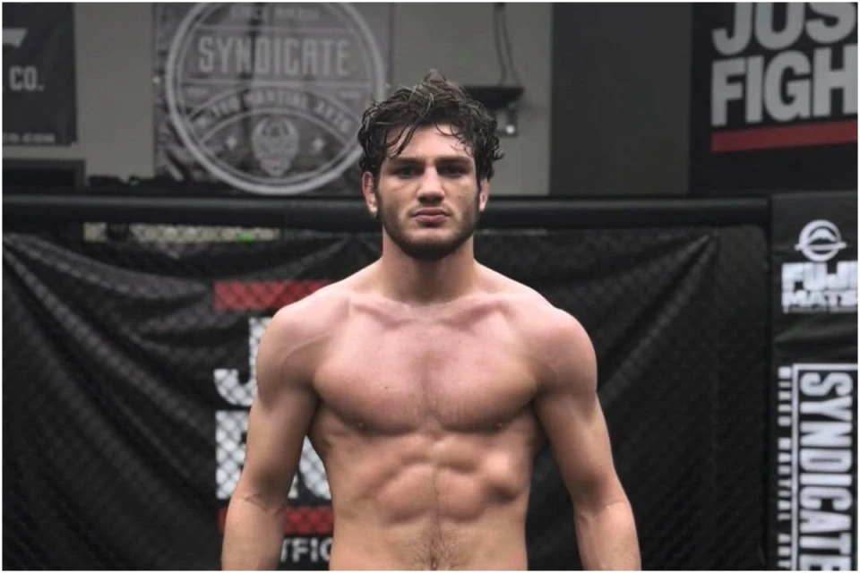 Azərbaycanlı MMA döyüşçüsü boğma fəndi ilə erkən qələbə qazanıb - VİDEO
