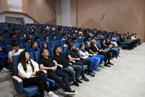 Fərid Qayıbov ötən ay beynəlxalq yarışlarda uğur qazanan idmançılarla görüşüb - FOTO