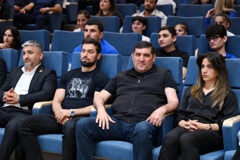 Fərid Qayıbov ötən ay beynəlxalq yarışlarda uğur qazanan idmançılarla görüşüb - FOTO