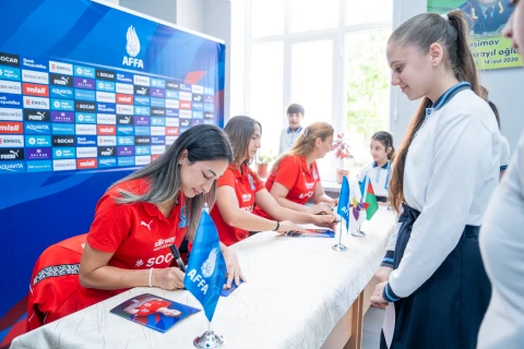 Qadın millimizin futbolçuları Sumqayıtda şagirdlərlə görüşüb - FOTO