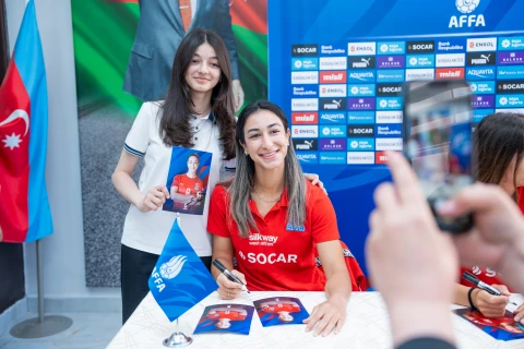 Qadın millimizin futbolçuları Sumqayıtda şagirdlərlə görüşüb - FOTO
