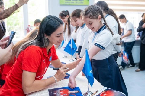 Qadın millimizin futbolçuları Sumqayıtda şagirdlərlə görüşüb - FOTO