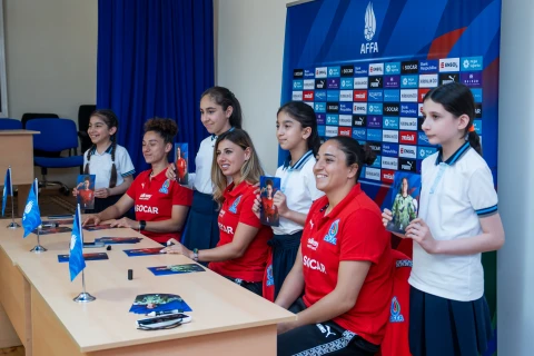 Qadın millimizin futbolçuları Sumqayıtda şagirdlərlə görüşüb - FOTO