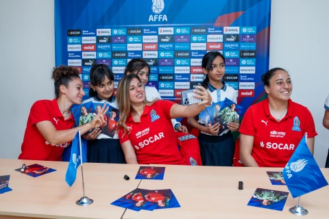 Qadın millimizin futbolçuları Sumqayıtda şagirdlərlə görüşüb - FOTO