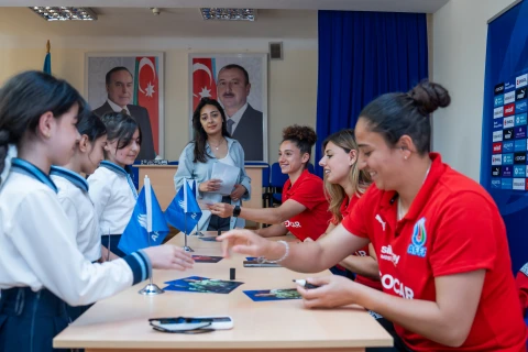Qadın millimizin futbolçuları Sumqayıtda şagirdlərlə görüşüb - FOTO