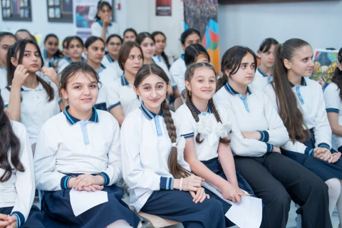 Qadın millimizin futbolçuları Sumqayıtda şagirdlərlə görüşüb - FOTO