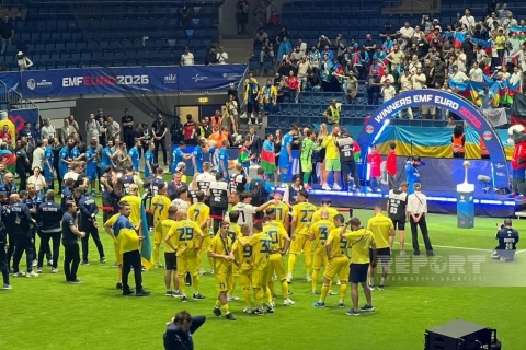 Сборной Азербайджана по мини-футболу вручен кубок чемпиона Европы - ФОТО