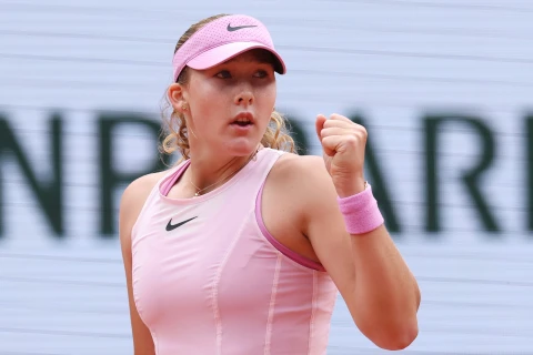 Мирра Андреева одолела Майю Хвалиньску в финале женского одиночного разряда "Ролан Гаррос"