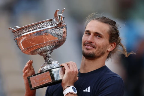Александр Зверев одолел Флавио Коболли в финале Открытого чемпионата Франции