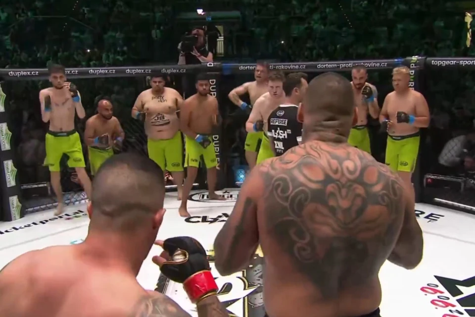 Çexiyada görünməmiş MMA xaosu – VİDEO