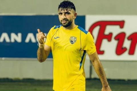 Kəpəz futbolçusu ilə vidalaşır