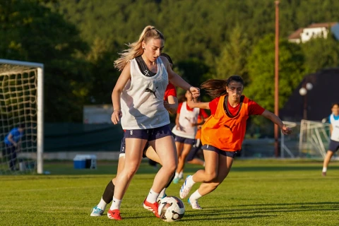 Qadın futbol millimiz Şimali Makedoniya matçına hazırlaşır - FOTO