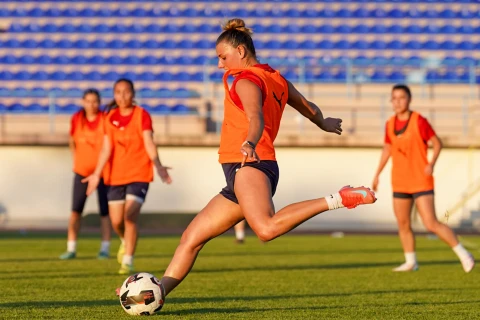 Qadın futbol millimiz Şimali Makedoniya matçına hazırlaşır - FOTO