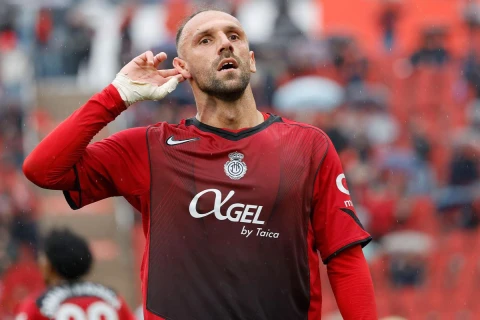 Aziz Yıldırımın ilk hədəfi Vedat Muriqi oldu - FOTO