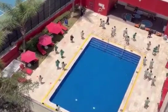 İran millisi hovuz kənarında hazırlaşdı