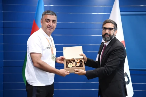Rövşən Nəcəf Dünya Korporativ Oyunlarının qalibi olan komanda ilə görüşüb - FOTO