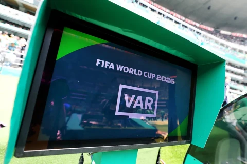 Впервые на чемпионате мира по футболу VAR отменил желтую карточку