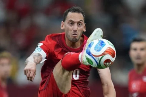 Hakan Çalhanoğlu sərt danışdı: “Bəzən şillə yemək yaxşıdır”