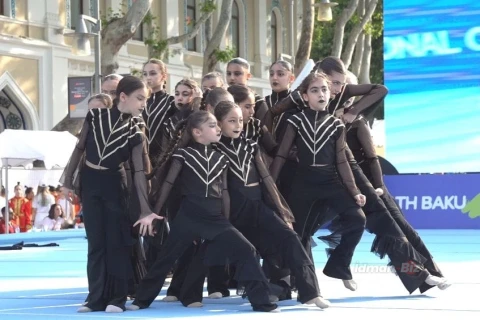 Fəvvarələr meydanında gimnastika şousu: 900 iştirakçı, 60 komanda - FOTO