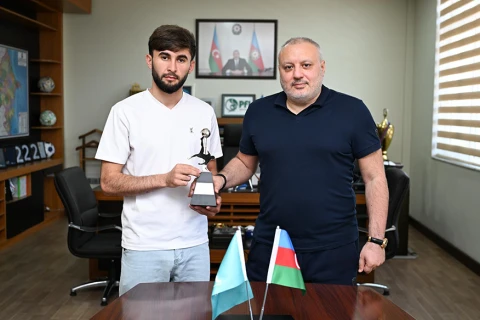 Əvəzedicilər Liqasının bombardiri Elçin Qasımov mükafatlandırılıb