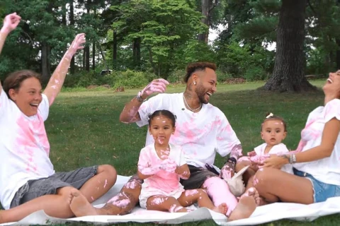 Neymar üç ildə dördüncü dəfə qız atası olacaq - VİDEO