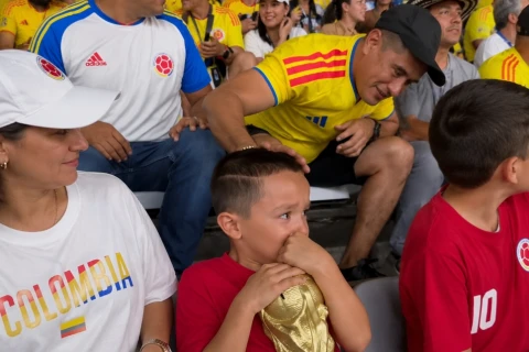 Məğlubiyyət göz yaşları, rəqibdən təsəlli: Mundialın duyğulu anı - VİDEO