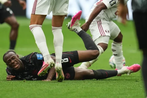 Qətərli futbolçu sındırdığı ayaq üçün paltardəyişmə otağına getdi - FOTO/VİDEO