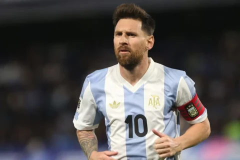 Messi ehtiyat oyunçular skamyasından imtina etdi, ot örtüyünün üzərində əyləşdi