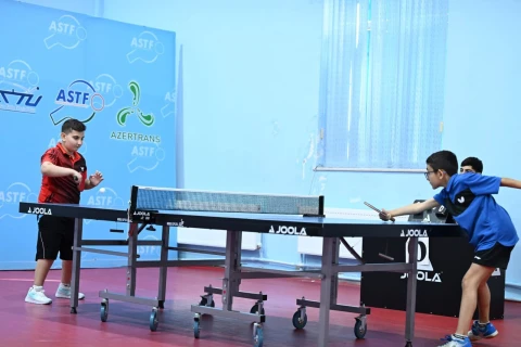 Məktəblilərin stolüstü tennis yarışlarında ilk mükafatçılar bilindi