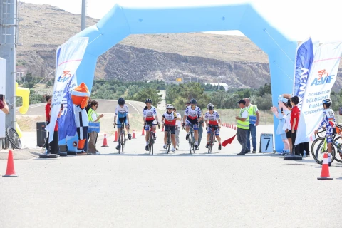 Məktəblilərin Respublika İdman Olimpiadasında velosiped yarışları bitib