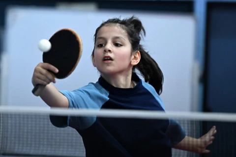 Məktəblilərin stolüstü tennis yarışlarında ilk mükafatçılar bilindi