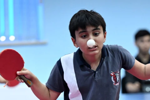 Məktəblilərin stolüstü tennis yarışlarında ilk mükafatçılar bilindi