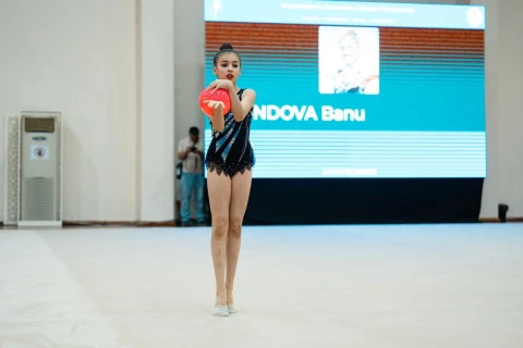 Məktəblilər arasında bədii gimnastika yarışları start götürüb