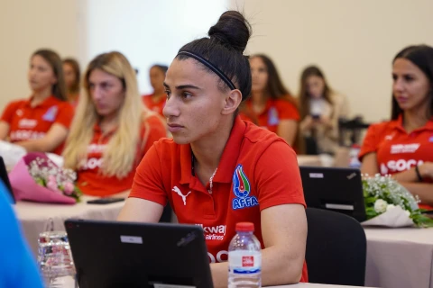 Fərid Qayıbov qadınlardan ibarət Azərbaycan millisi ilə görüşüb