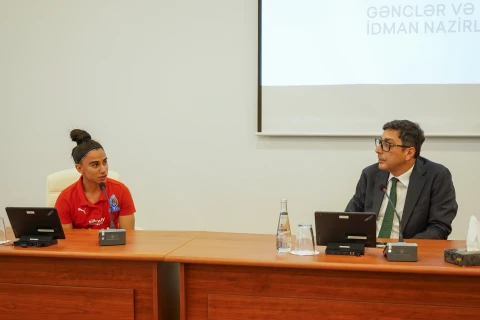 Fərid Qayıbov qadınlardan ibarət Azərbaycan millisi ilə görüşüb