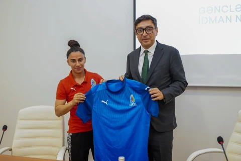 Fərid Qayıbov qadınlardan ibarət Azərbaycan millisi ilə görüşüb