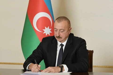 Prezident Gənclər və İdman Nazirliyinin əməkdaşlarını təltif edib