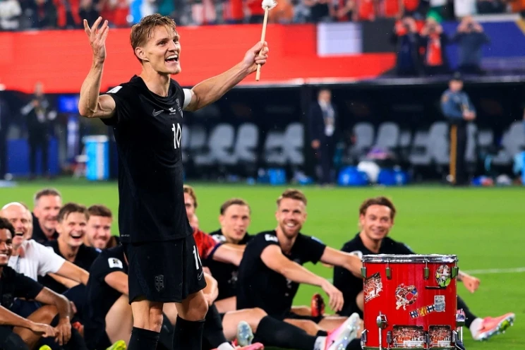 Norveç futbol millisindən vikinq şousu: Azarkeşlərlə birlikdə qələbə coşqusu - VİDEO