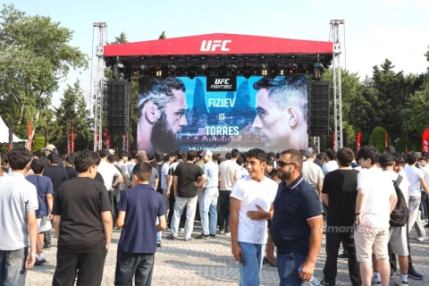 Рафаэля Физиева встретили овациями на открытой тренировке UFC в Баку