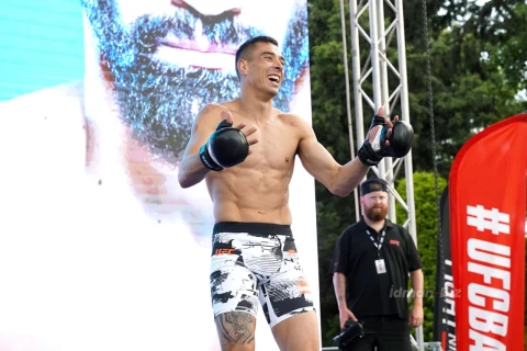 Бойцы UFC встретились с болельщиками в Баку