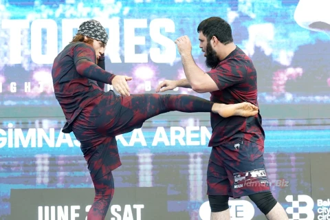 Бойцы UFC встретились с болельщиками в Баку