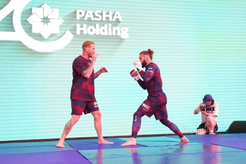 Рафаэля Физиева встретили овациями на открытой тренировке UFC в Баку