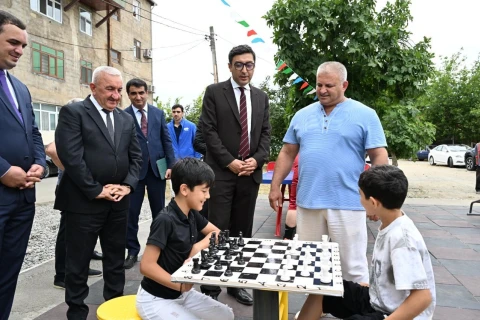 Fərid Qayıbov “Sağlam məhəllə” layihəsi çərçivəsində idman zonalarının açılışında iştirak edib